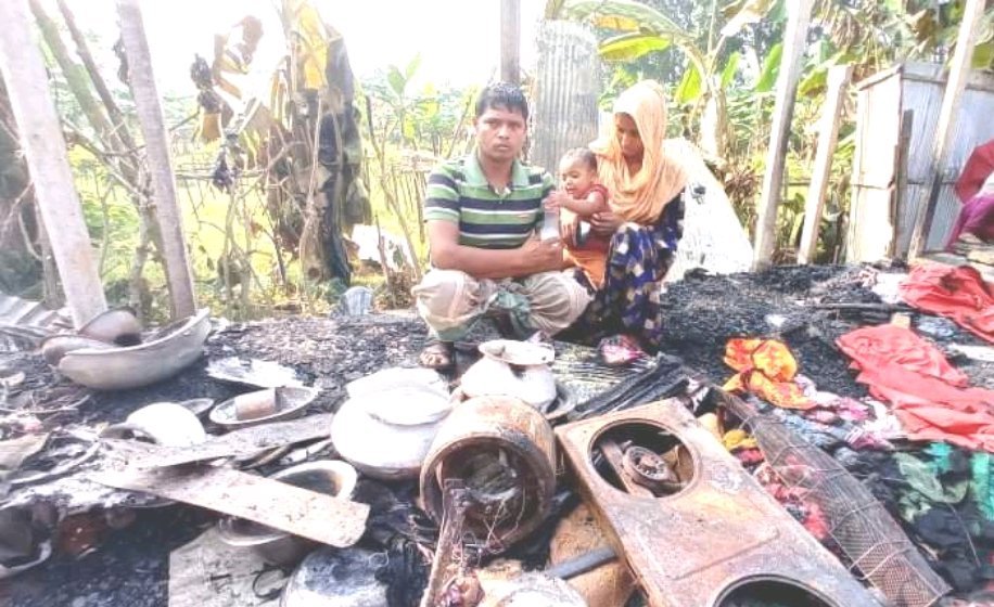 দুর্বৃত্তদের দেওয়া আগুনে পুড়লো ফুটপাতের সবজি বিক্রেতার সুখের সংসার